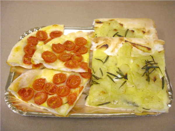 Pizza con patate e pizza con pomodorini freschi